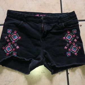 Mid-rise black shorts